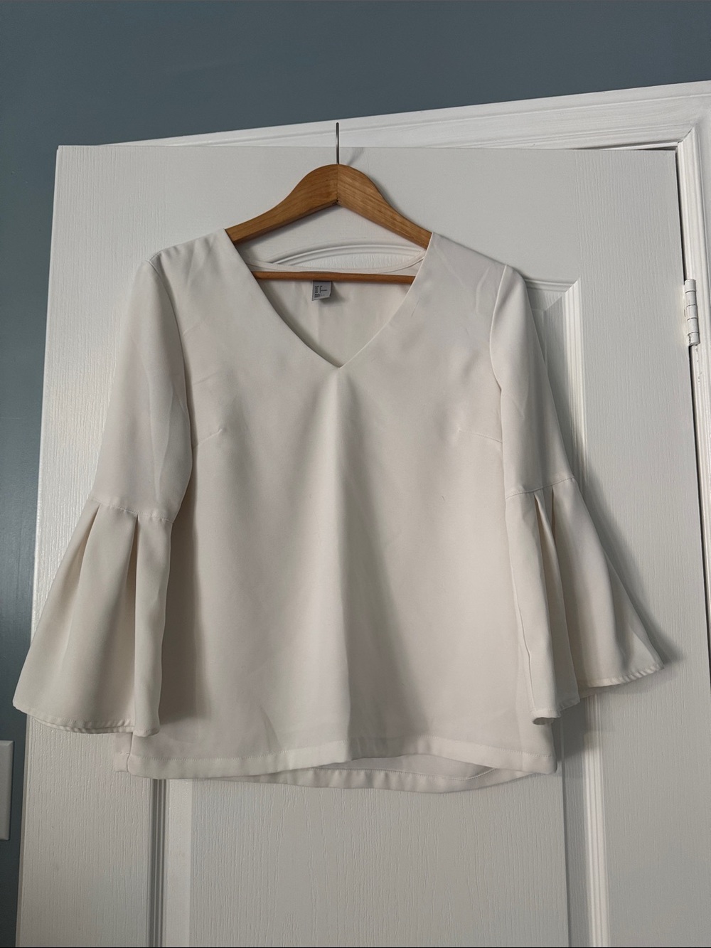 H&M Ivory V-Neck Bell Sleeve Blouse Size 8